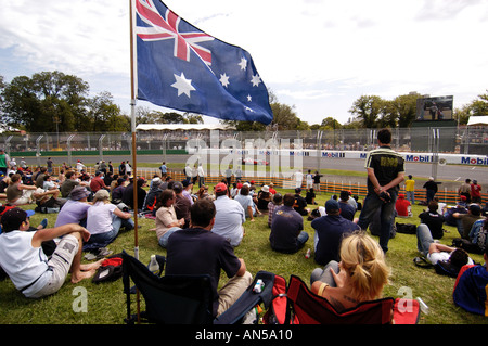 Spectateurs regarder le Grand Prix de F1 de Melbourne à l'Albert Park 2004 Banque D'Images