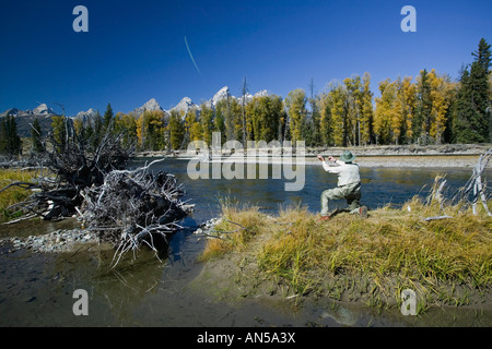 La pêche à la mouche à la Snake River dans le Parc National de Grand Teton Teton Wyoming peaks en arrière-plan Banque D'Images