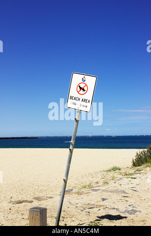 Un signe pour conseiller les gens les chiens ne sont pas admis sur la plage. Banque D'Images