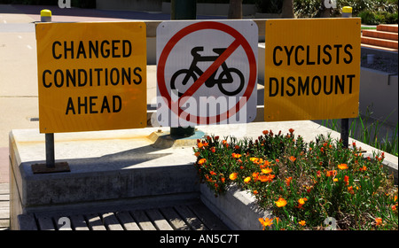 Signes d'avertissement avisant pas cycliste de monter des vélos. Banque D'Images