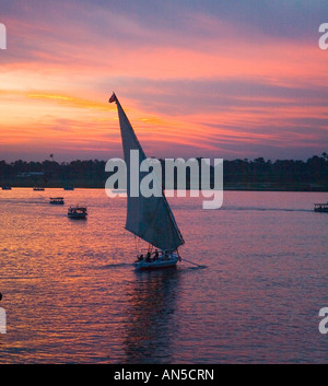 Luxor au coucher du soleil avec voile felouques sur le Nil Banque D'Images