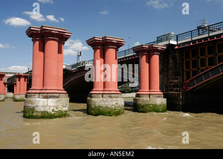 Pont ferroviaire de Blackfriars à travers la Tamise à Londres. Fleuri rouge colonnes appartenant au premier pont construit en 1864 Banque D'Images