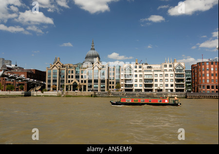 Un bateau sur le canal rouge Thames près de la Cathédrale St Paul et Millenium Bridge vue depuis le sud Banque D'Images