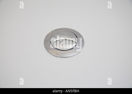 Studio Close up à la recherche sur la presse à double chasse d'un faible niveau du système de toilettes Banque D'Images