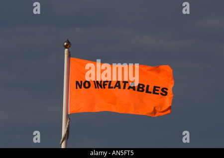 Pas de structures gonflables drapeaux d'avertissement sur le front contre un sombre ciel menaçant De La Warr Pavilion Bexhill on Sea en Angleterre Banque D'Images