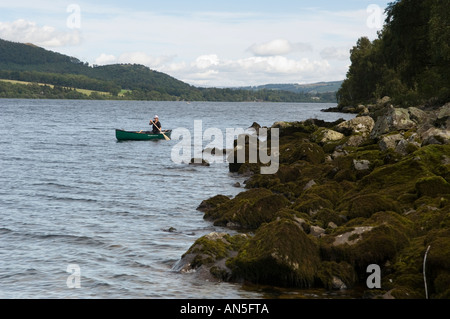 Diane Alger paddling a Mad River Canoe Explorer 16 sur Ullswater Lake District Cumbria England Banque D'Images