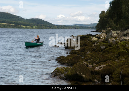 Diane Alger paddling a Mad River Canoe Explorer 16 sur Ullswater Lake District Cumbria England Banque D'Images