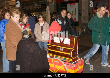 Un joueur de vielle à roue dans une rue de Madrid (Espagne). Joueuse d'orgue de Barbarie dans une rue de Madrid (Espagne). Banque D'Images