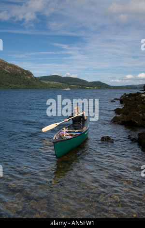 Diane Alger paddling a Mad River Canoe Explorer 16 sur Ullswater Lake District Cumbria England Banque D'Images