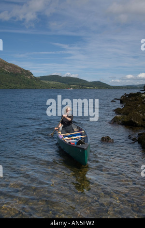 Diane Alger paddling a Mad River Canoe Explorer 16 sur Ullswater Lake District Cumbria England Banque D'Images