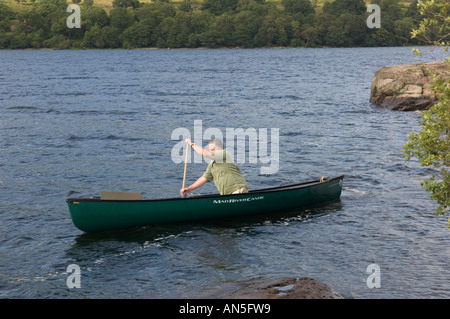 Un canoéiste paddling a Mad River Canoe Explorer 16 sur Ullswater Lake District Cumbria England Banque D'Images