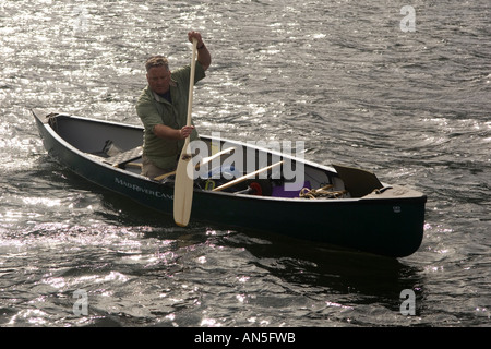 Un canoéiste paddling a Mad River Canoe Explorer 16 sur Ullswater Lake District Cumbria England Banque D'Images