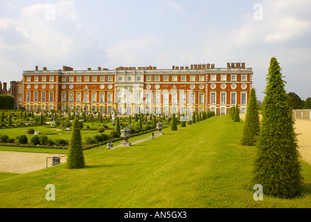 Hampton Court Palace avec vue sur le jardin de l'Angleterre Royaume-Uni Banque D'Images