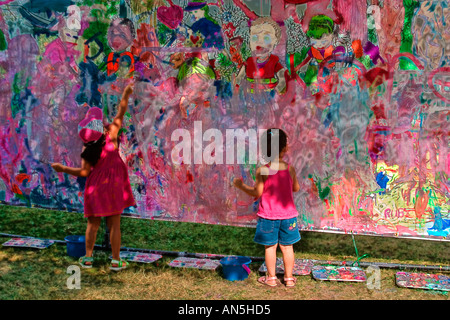 Deux enfants la peinture au doigt lors d'une exposition d'art en plein air Banque D'Images