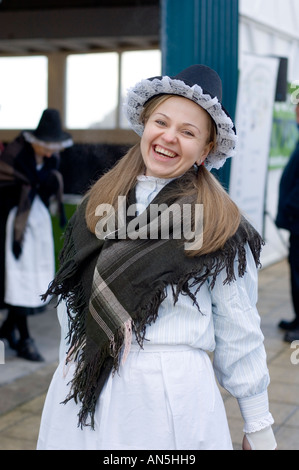 Une happy smiling blond woman wearing costume traditionnel gallois châle de laine parés de dentelle hat, Aberystwyth, Ceredigion Pays de Galles Banque D'Images