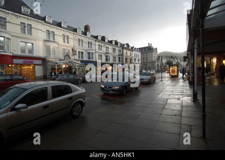 La principale rue commerçante à Llandudno North Wales UK, sur un après-midi humide Banque D'Images