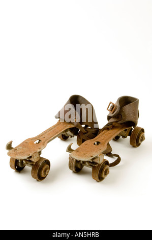 Old fashioned strap-on de patins sur fond blanc en studio de photographie Banque D'Images