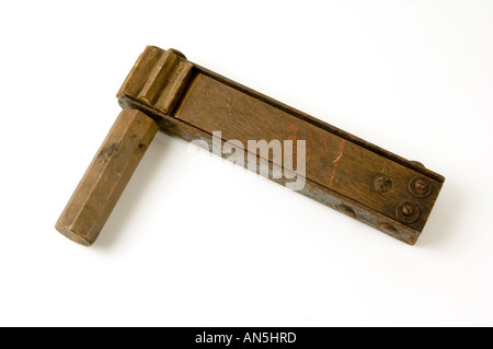 Ancien hochet football main ou oiseau scarer sur fond blanc en studio de photographie Banque D'Images