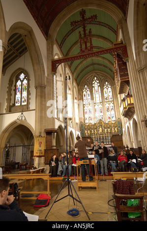 Chœur mixte de Serendipity en répétition et l'enregistrement de leur musique dans une église du Pays de Galles Cardiff UK splott Banque D'Images