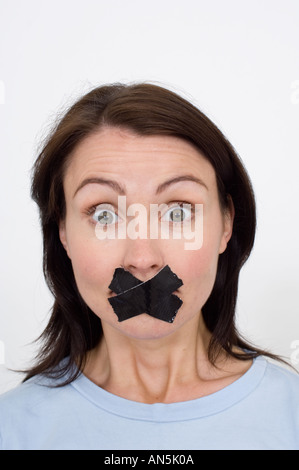 Femme avec sa bouche avec du ruban adhésif jusqu' Banque D'Images