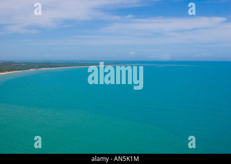 Photo aérienne d'une plage de Porto Seguro, dans l'état de Bahia, au Brésil. Banque D'Images