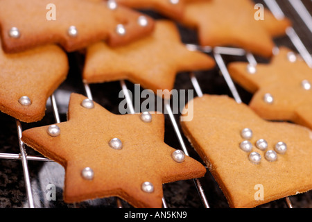 Sur le thème de Noël biscuits d'épices sur une grille de refroidissement Banque D'Images
