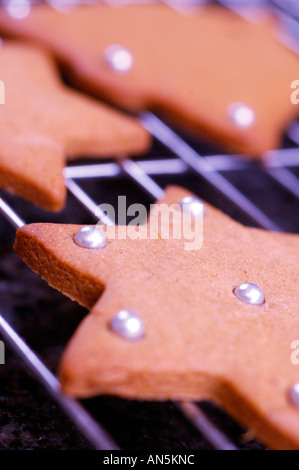 Sur le thème de Noël biscuits d'épices sur une grille de refroidissement avec dominante de couleur bleue Banque D'Images