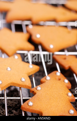 Sur le thème de Noël biscuits d'épices sur une grille de refroidissement Banque D'Images