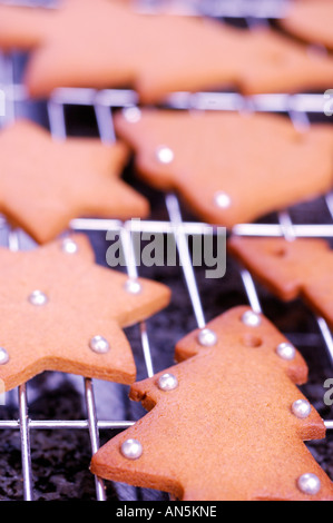 Sur le thème de Noël biscuits d'épices sur une grille de refroidissement avec dominante de couleur bleue Banque D'Images