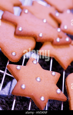 Sur le thème de Noël biscuits d'épices sur une grille de refroidissement sur la surface de travail en granit Banque D'Images