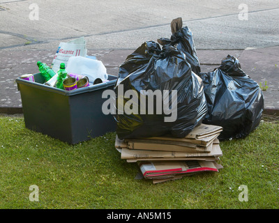 Boîte grise accueil recyclage et collecte de sacs poubelle Banque D'Images