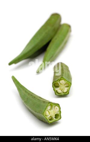 L'okra mesdames les doigts ou bindi sur fond blanc avec des graines pour montrer à side Banque D'Images