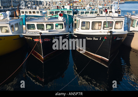 Bateaux de pêche du homard pour attendre le début de la saison sur une fin d'après-midi calme à Clarks Harbour Nova Scotia Canada Banque D'Images