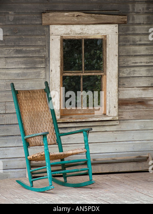 Fauteuil à bascule sur l'avant porche de Marjorie Kinnan Rawlings cracker House Historic State Park Cross Creek Floride histoire la public Banque D'Images