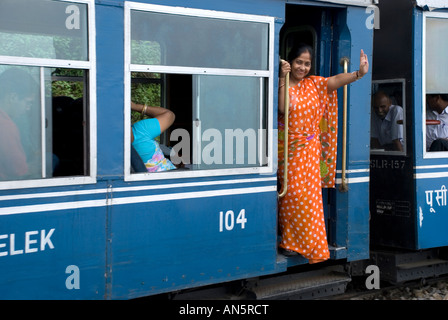 Femme sur himalayan railway train jouet, Darjeeling, Inde Banque D'Images