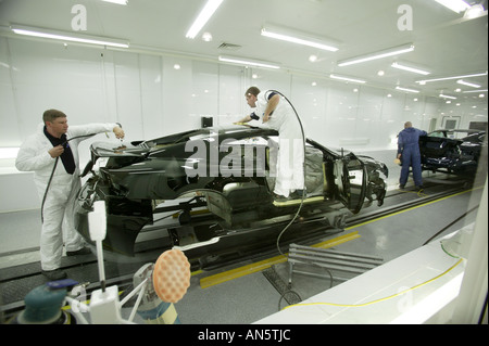 Les travailleurs de l'usine Aston Martin à Gaydon dans le Warwickshire UK vaporiser et polir la carrosserie d'un DB9 Banque D'Images