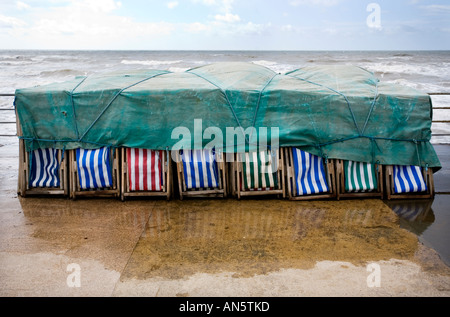 Transats couvert sur le front de mer de Blackpool UK sur un week-end férié d'août Banque D'Images