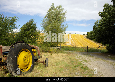 Vieux tracteur sur les terres agricoles dans le Wiltshire en Angleterre l'agriculture anglaise Banque D'Images