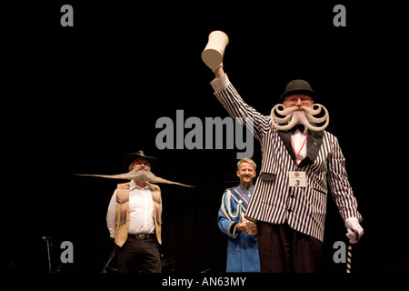 Les concurrents sur la scène du monde Championnats barbe et moustache, Brighton, Angleterre, 2009. Banque D'Images