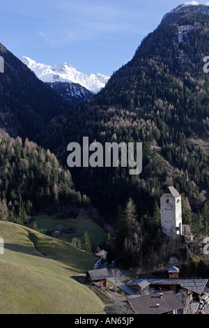 Les Alpes au nord de Meran, Bozen, Italie. La neige recouvre les montagnes au loin. Banque D'Images