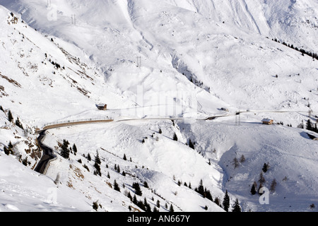 Les Alpes au nord de Meran, Bozen, Italie. C'est le Jaufenpass. Filets de protection d'avalanche peut être vu. Banque D'Images