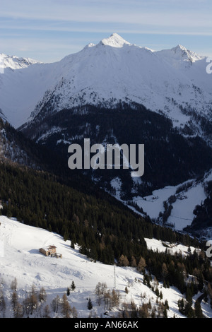 Les Alpes au nord de Meran, Bozen, Italie. C'est près de la Jaufenpass. Filets de protection contre les avalanches peuvent être vus. Banque D'Images