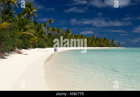 Les poussettes bénéficiant d'une belle plage de sable d'Tapuaeta j'motu (un pied) de l'île, l'Atoll de Aitutaki, aux Îles Cook Banque D'Images