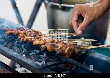 Griller les brochettes de viande Satay de Jakarta, Indonésie Banque D'Images