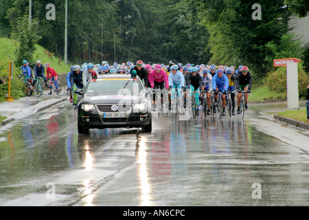 Ligne de départ à la suite de voiture à la course cycliste professionnelle tournée allemande 2006 Allemagne Bavière Bad Tolz Banque D'Images