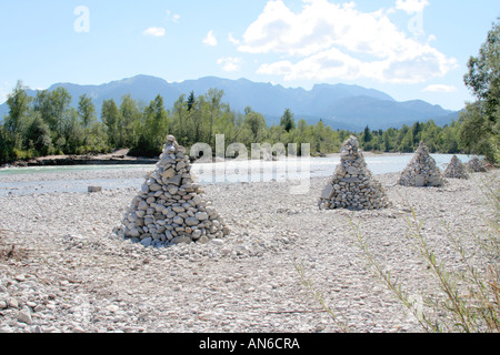 Pyramides de pierre le long de la rivière Isar entre Bad Toelz et Lenggries Allemagne Bavière Banque D'Images