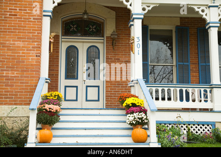 ILLINOIS Illinois porche avec décorations d'automne citrouilles et chrysanthèmes sur rambarde Banque D'Images