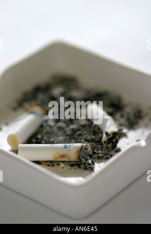 La cigarette éteinte dans un générique le Frêne blanc Frêne plateau avec interdiction de fumer Fumée lutte contre le tabagisme passif pour la santé butts pédés Banque D'Images