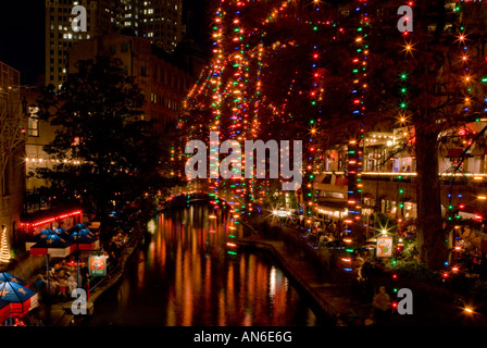 Riverwalk de San Antonio avec des lumières de Noël Banque D'Images