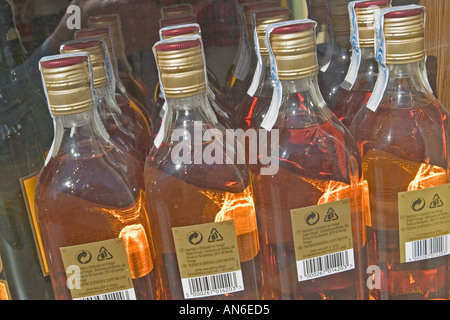 Des bouteilles de whisky avec des étiquettes code barre pour la vente au shop window Banque D'Images